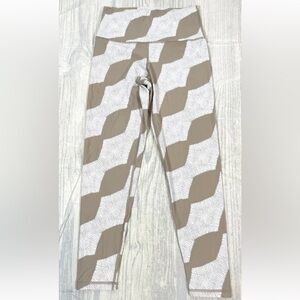 Aerie Chill‎ Play Move High Waisted Leggings size Medium Tan Geometric Tan White